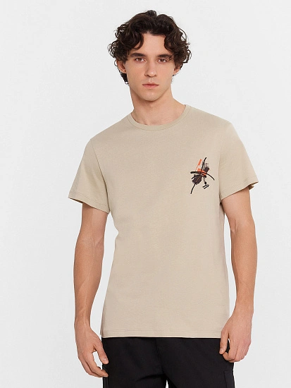 картинка Футболка мужская бежевая с принтом и вышивкой на груди  от магазина мужской одежды Mark Formelle