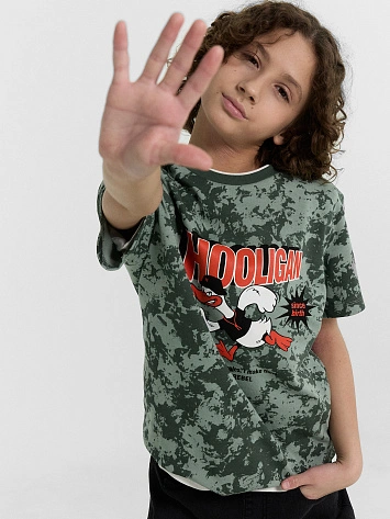 Футболка для мальчиков зеленая в стиле миллитари с принтом и надписью "hooligan"