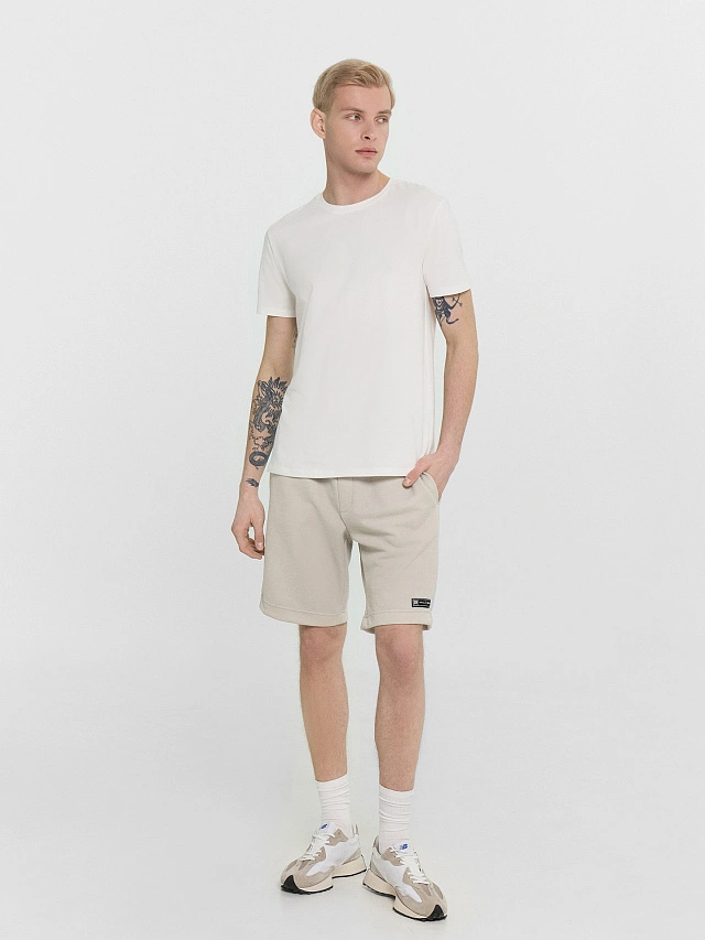 Шорты мужские бежевые с нашивкой - 4