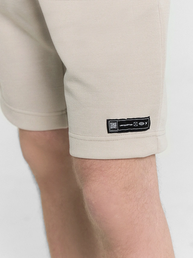 Шорты мужские бежевые с нашивкой - 6