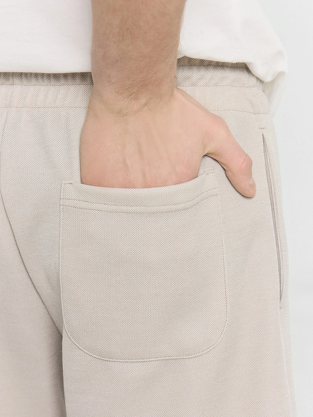 Шорты мужские бежевые с нашивкой - 7