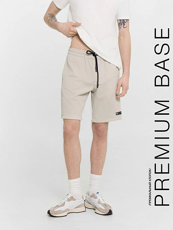 Шорты мужские бежевые с нашивкой