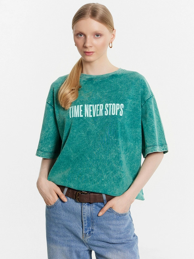 Футболка женская зеленая с обработкой эйсид и надписью "time never stops" - 6