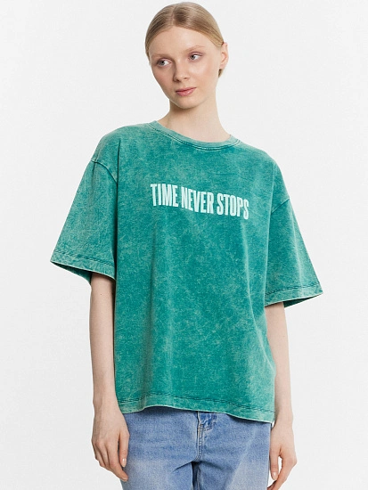 картинка Футболка женская зеленая с обработкой эйсид и надписью "time never stops" от магазина стильной одежды Mark Formelle