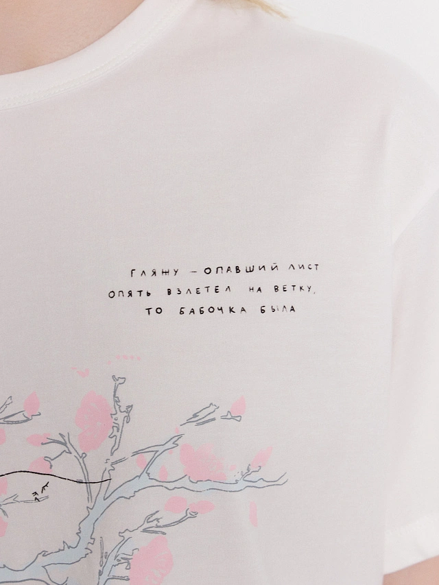 Футболка женская белая с принтом и надписью "Гляжу - опавший лист... " - 5