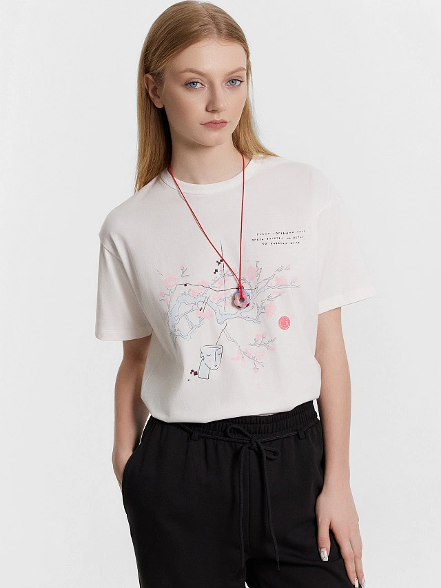 Футболка женская белая с принтом и надписью "Гляжу - опавший лист... " - 6