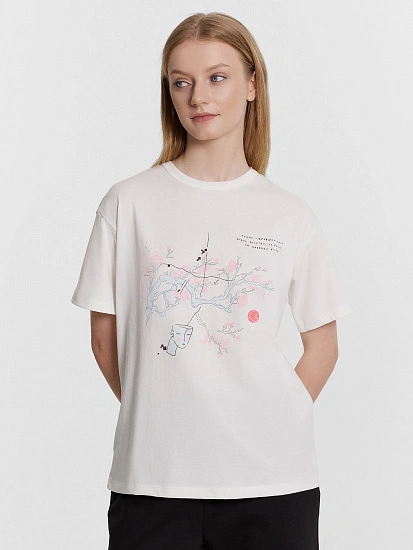 картинка Футболка женская белая с принтом и надписью "Гляжу - опавший лист... " от магазина стильной одежды Mark Formelle