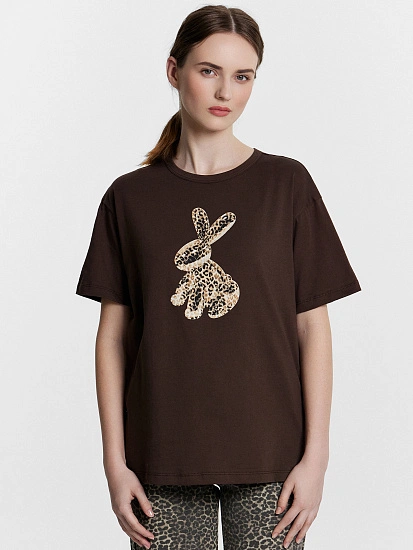 картинка Футболка женская коричневая с принтом от магазина стильной одежды Mark Formelle