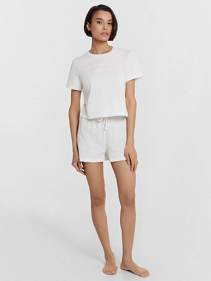 картинка Комплект домашний женский белый с надписью "Я привыкаю снова просыпаться одна" от магазина стильной одежды Mark Formelle