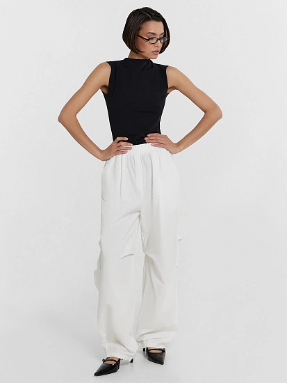 картинка Брюки женские белые от магазина стильной одежды Mark Formelle