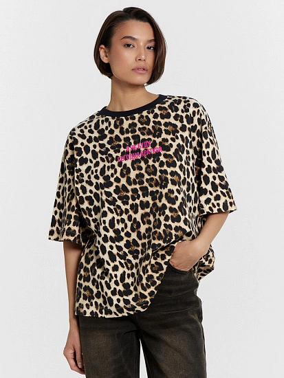 картинка Футболка женская леопардовая с надписью "Я не буду сегодня краткой" от магазина стильной одежды Mark Formelle