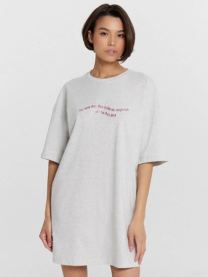 картинка Туника домашняя женская серая с надписью "Но мой мир без тебя не опустел, пока ты без дел" от магазина стильной одежды Mark Formelle