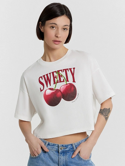 картинка Футболка женская белая с принтом и надписью "sweety" от магазина стильной одежды Mark Formelle