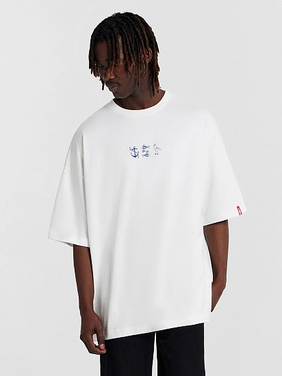 картинка Футболка мужская белая с принтом  от магазина мужской одежды Mark Formelle