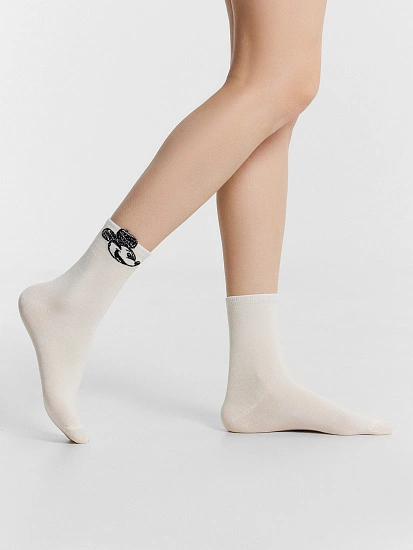 картинка Носки детские молочные с узором в виде Микки Мауса от известного бренда одежды для девочек Mark Formelle