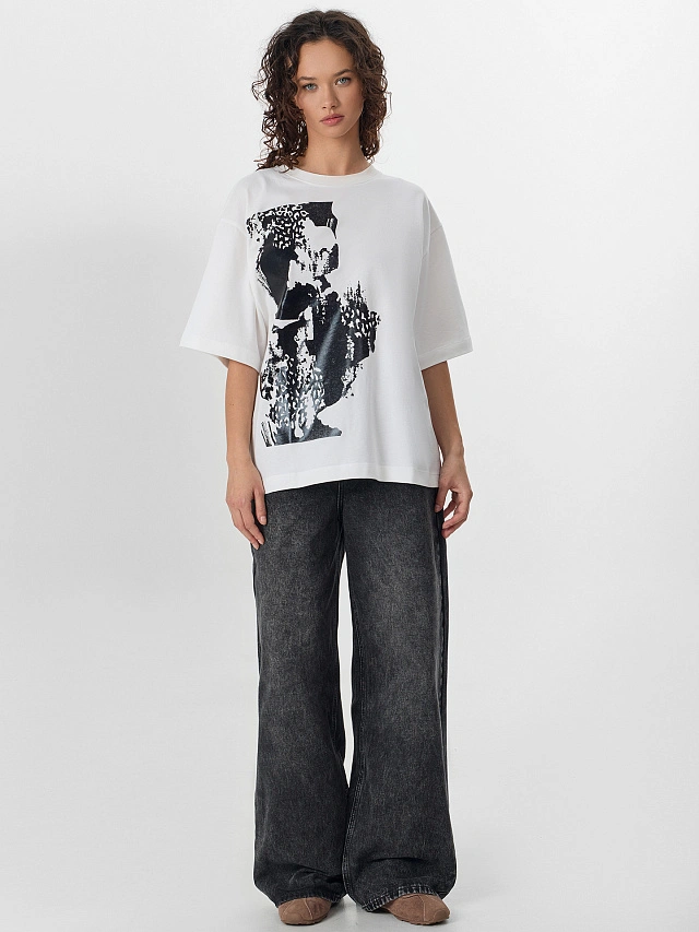 Футболка женская белая с серебристым дизайном - 4