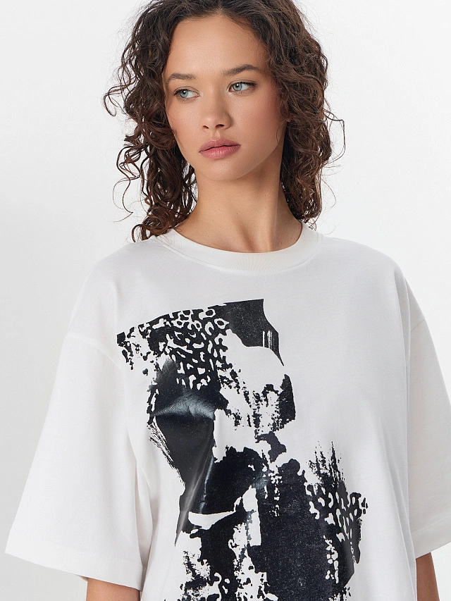 Футболка женская белая с серебристым дизайном - 5