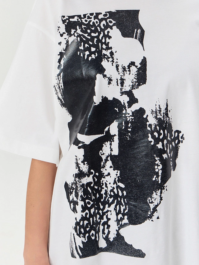 Футболка женская белая с серебристым дизайном - 6