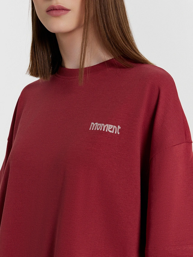 Футболка женская красная с принтом и надписью "moment" - 4