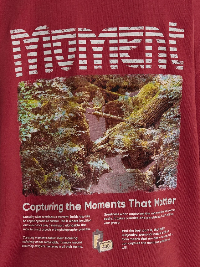 Футболка женская красная с принтом и надписью "moment" - 5