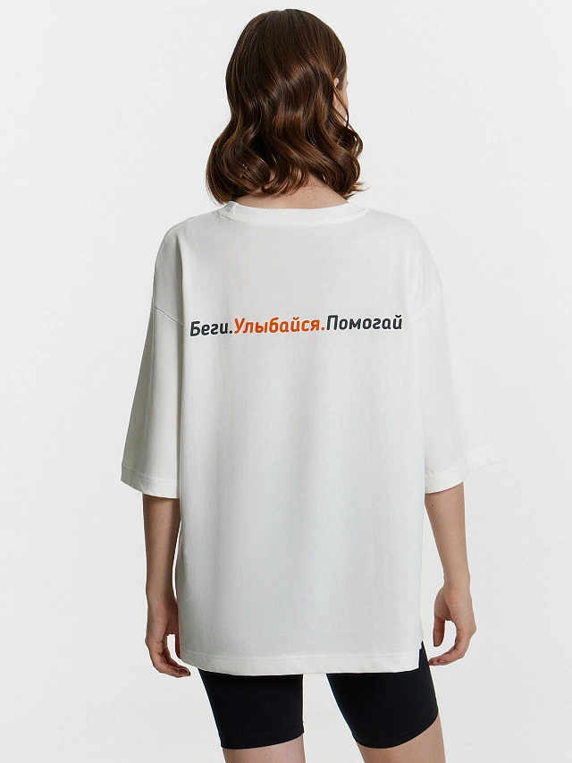 Футболка женская белая с принтом и надписью "Беги. Улыбайся. Помогай" - 4