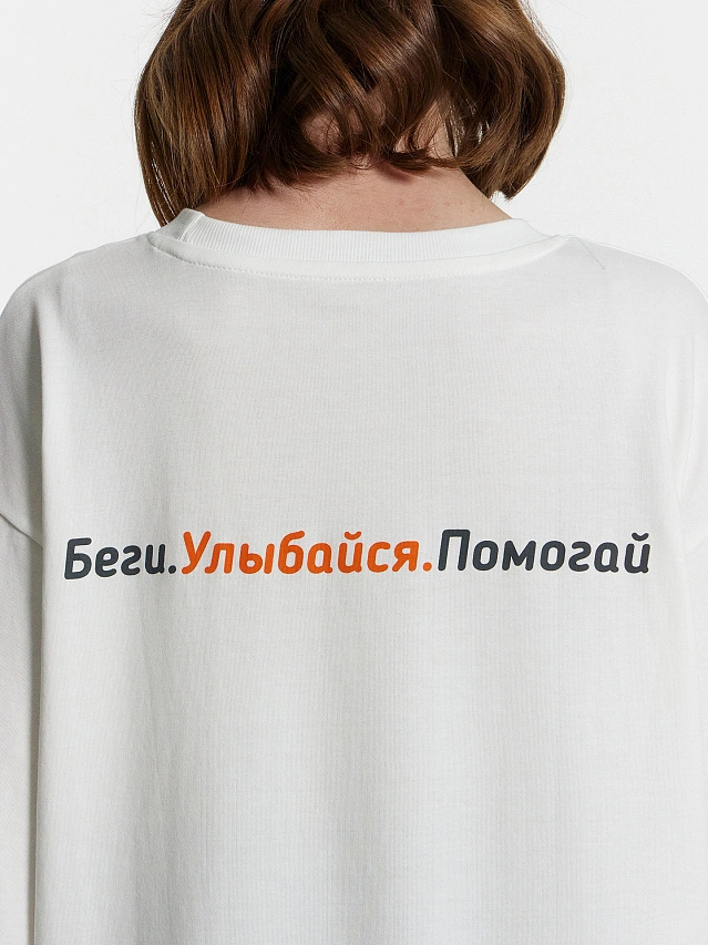 Футболка женская белая с принтом и надписью "Беги. Улыбайся. Помогай" - 5