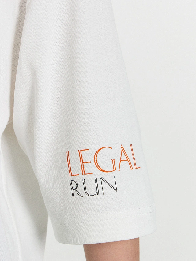 Футболка женская белая с принтом и надписью "Беги. Улыбайся. Помогай" - 7