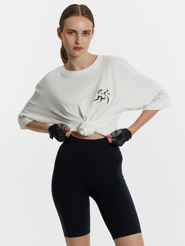 Футболка женская белая с принтом и надписью "Беги. Улыбайся. Помогай" - 9