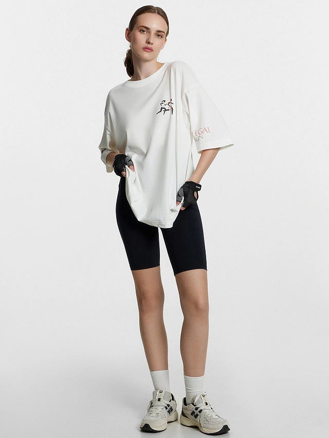 Футболка женская белая с принтом и надписью "Беги. Улыбайся. Помогай" - 10