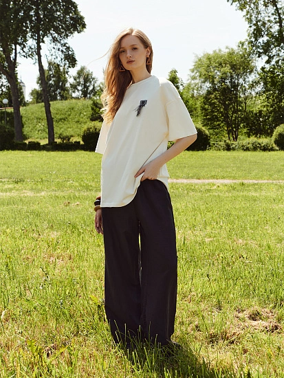 картинка Футболка женская кремовая  с орнаментом на груди от магазина стильной одежды Mark Formelle