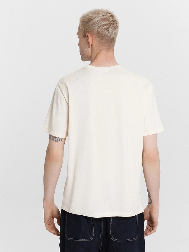 Футболка мужская бежевая с принтом и надписью "Lost in the oceanc embrace" - 2