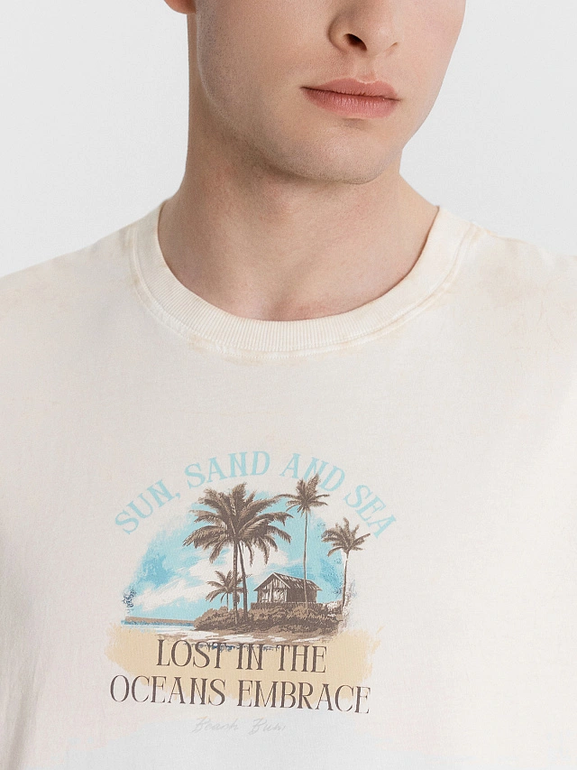 Футболка мужская бежевая с принтом и надписью "Lost in the oceanc embrace" - 4