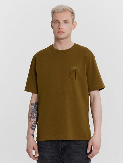 картинка Футболка мужская хаки с вышивкой на груди  от магазина мужской одежды Mark Formelle