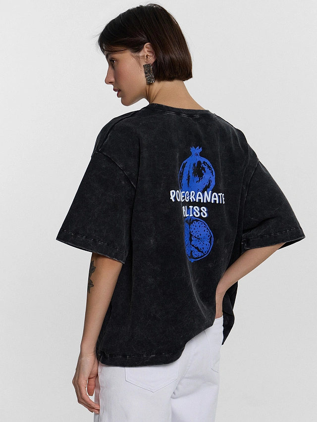 Футболка женская черная с принтом и надписью "pomegranate bliss" - 6