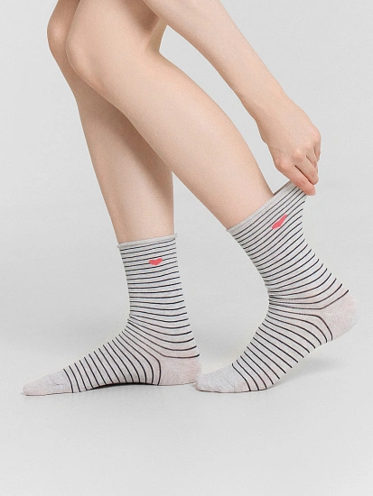 картинка Носки женские серые в полоску с сердечком от магазина стильной одежды Mark Formelle