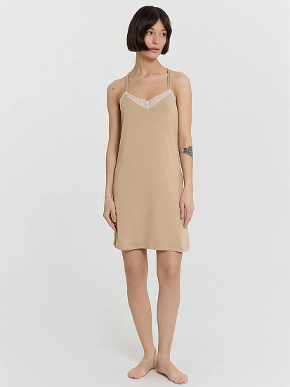 картинка Ночная сорочка бежевая с кружевными деталями от магазина стильной одежды Mark Formelle