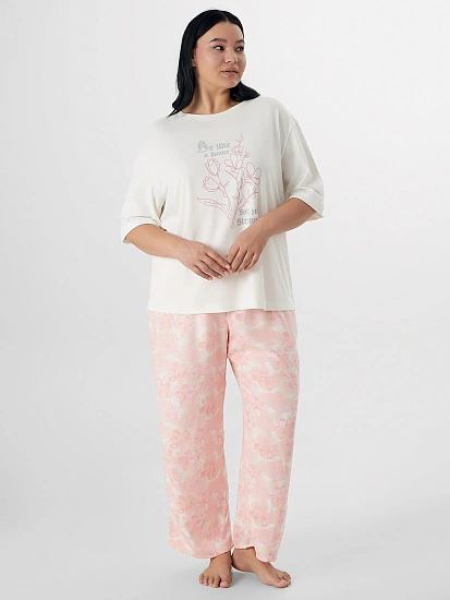 картинка КОМПЛЕКТ ЖЕНСКИЙ (ФУТБОЛКА, БРИДЖИ) от магазина стильной одежды Mark Formelle