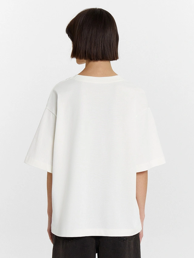 Футболка женская молочная с вышитой надписью на груди "мир охвачен безумием..." - 2