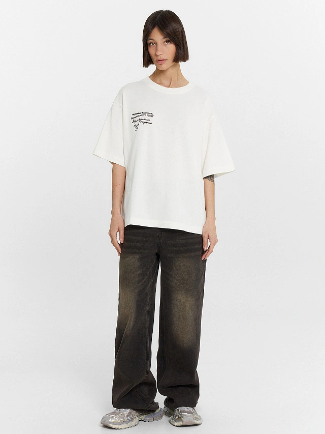 Футболка женская молочная с вышитой надписью на груди "мир охвачен безумием..." - 3