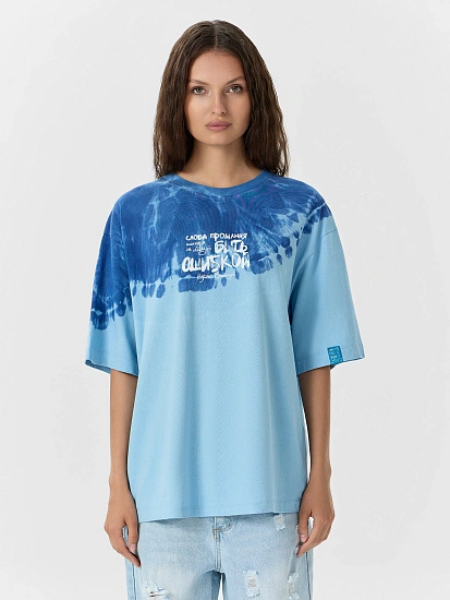 картинка Футболка женская голубая с надписью "Быть ошибкой" от магазина стильной одежды Mark Formelle