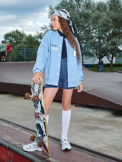 картинка Бомбер для девочек голубой от известного бренда одежды для девочек Mark Formelle