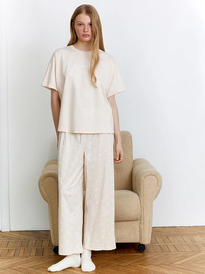 картинка Комплект домашний женский молочный с надписью "my happy nest" от магазина стильной одежды Mark Formelle