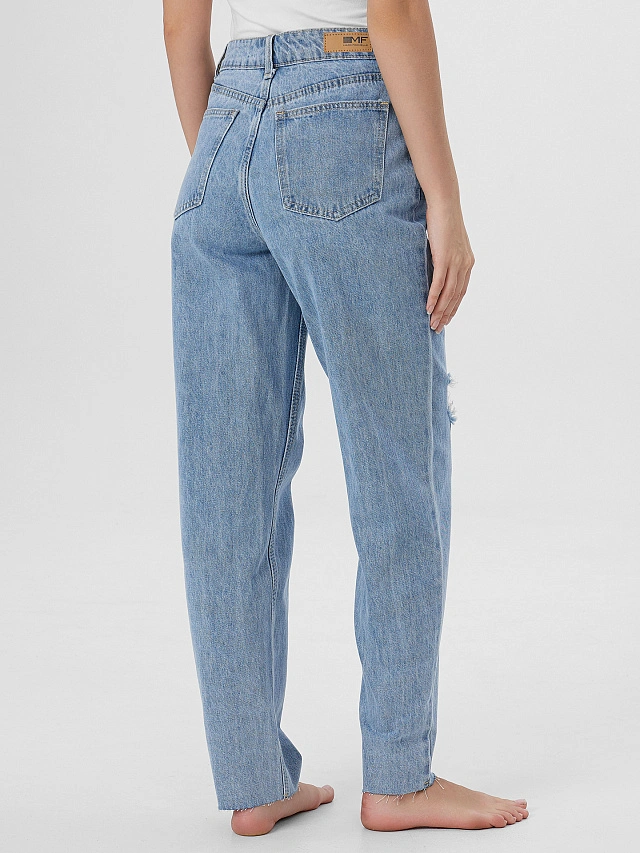 Джинсы женские голубые с небольшими рваными деталями - 4