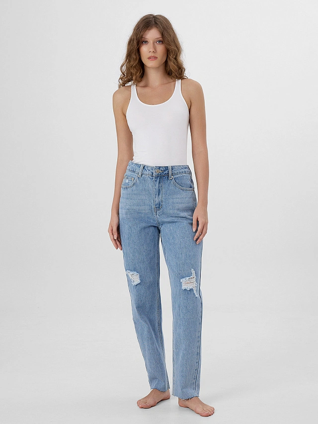 Джинсы женские голубые с небольшими рваными деталями - 5