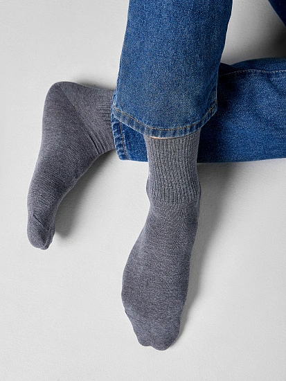 картинка Носки мужские серые с узором в виде гомера симпсона от магазина мужской одежды Mark Formelle