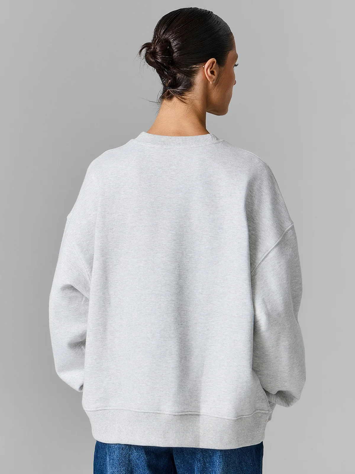 Свитшот женский серый с надписью "Wonderland"