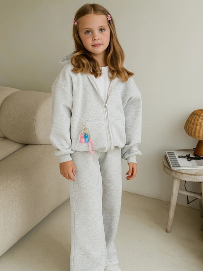 картинка Комплект для девочек серый от известного бренда одежды для девочек Mark Formelle