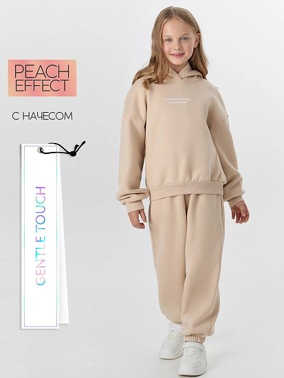 картинка Комплект для девочек бежевый с надписью"Confidence looks..." от известного бренда одежды для девочек Mark Formelle