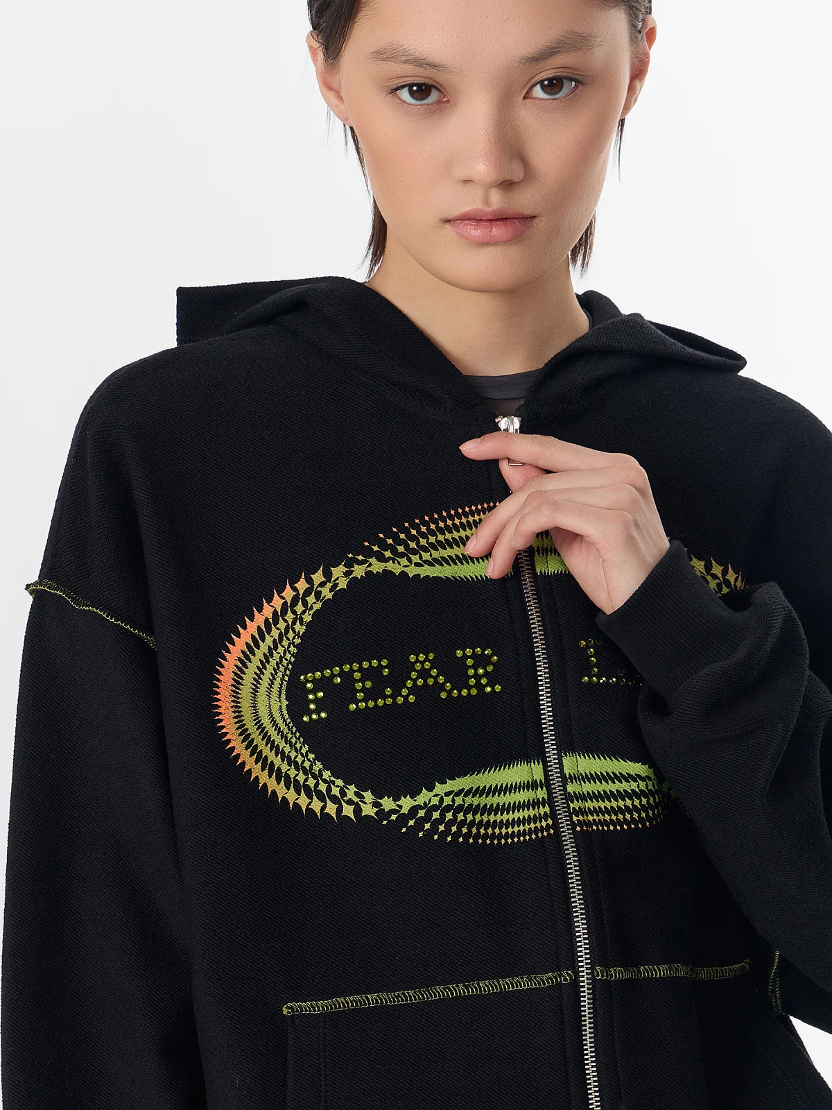 Толстовка женская черная с надписью "Fear less"