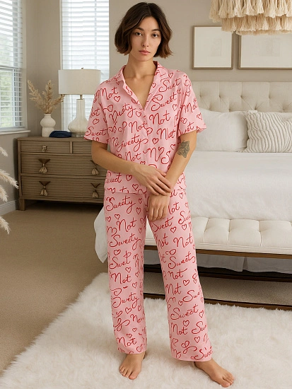 картинка Комплект женский домашний розовый с надписями  от магазина стильной одежды Mark Formelle